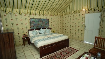 Luxury-Suite, Balkon, Blick auf die Wüste | Zimmersafe, Schreibtisch