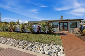 Exterior - Modern 4-bedroom with canal and 2 blocks to the beach. (Holmes Beach)