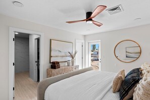4 bedrooms, iron/ironing board, WiFi, bed sheets - Modern 4-bedroom with canal and 2 blocks to the beach. (Holmes Beach)