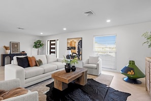 Smart TV - Modern 4-bedroom with canal and 2 blocks to the beach. (Holmes Beach)