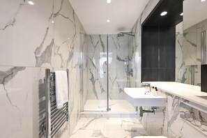 Shower, towels, shampoo, toilet paper - Argyl | Modern 2 Bed Apt. with Balcony & Elevator (Greater London)