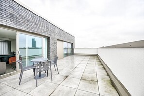Outdoor dining - Argyl | Modern 2 Bed Apt. with Balcony & Elevator (Greater London)