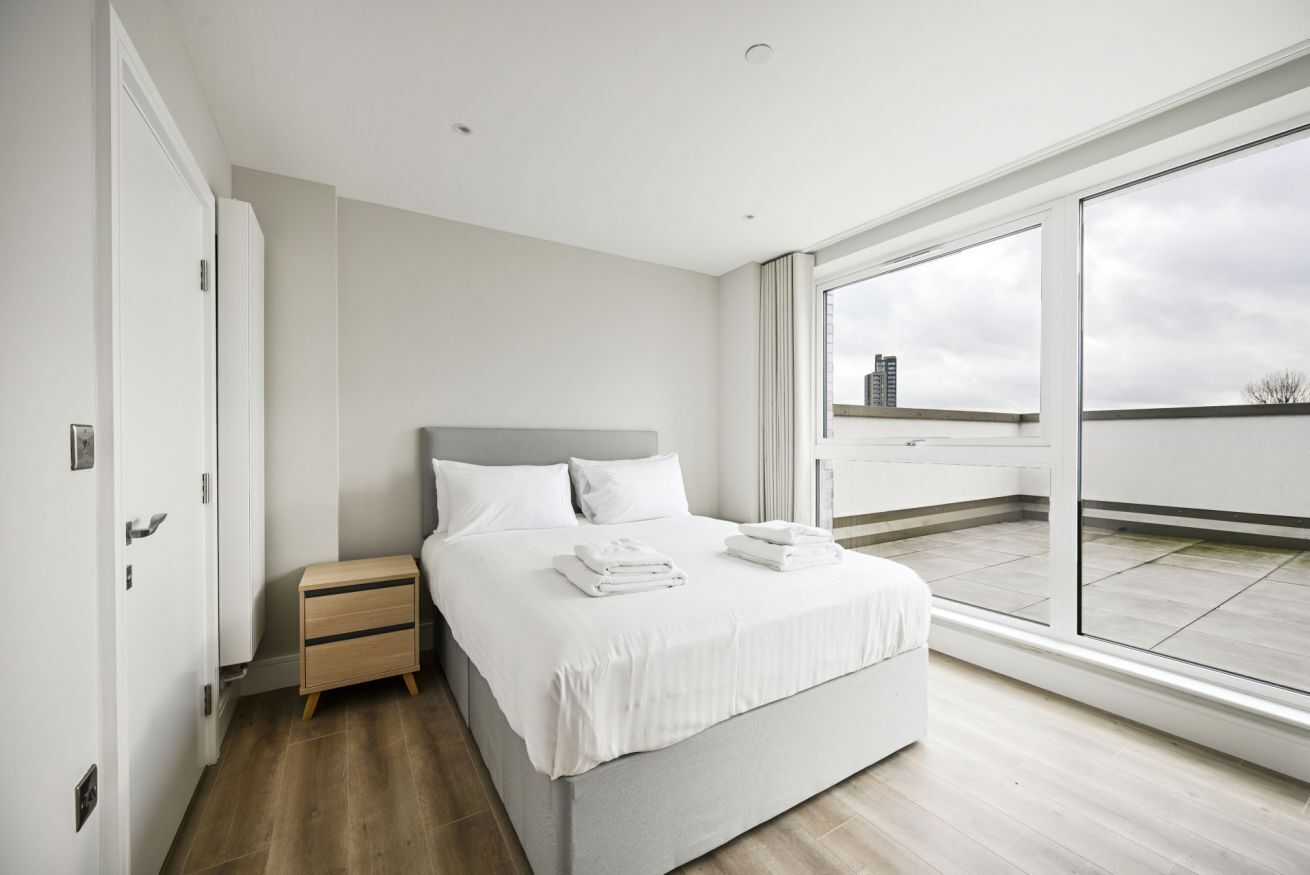 2 bedrooms, iron/ironing board, travel crib