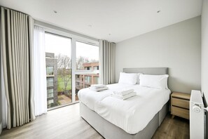 2 makuuhuonetta, silitysrauta/-lauta, vauvan matkasänky