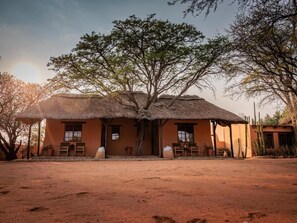 Exterior - Eningu Kalahari Lodge cc (Dordabis)