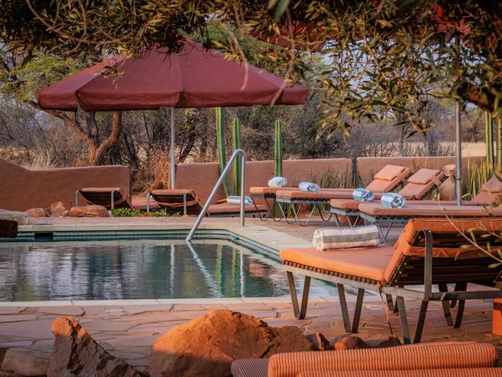 Piscina all'aperto, ombrelloni da piscina, lettini