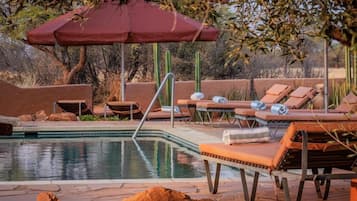 Piscina all'aperto, ombrelloni da piscina, lettini