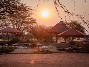 Outdoor dining - Eningu Kalahari Lodge cc (Dordabis)