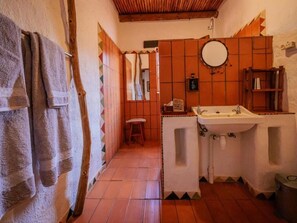 Standard Twin Room, Patio | Bathroom - Eningu Kalahari Lodge cc (Dordabis)