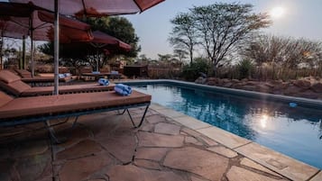 Piscine extérieure, parasols de plage, chaises longues