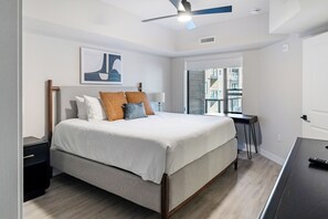 Appartement (2 Bedrooms) | Décor unique, ameublement unique, bureau