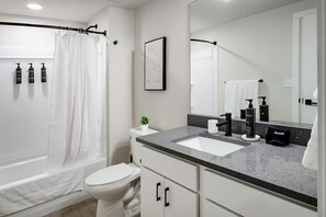 Íbúð (2 Bedrooms) | Baðherbergi | Snyrtivörur án endurgjalds, hárblásari, handklæði, sápa