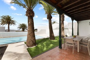 Outdoor dining - Santa Rosa Tinajo by Escape Home (Tinajo)