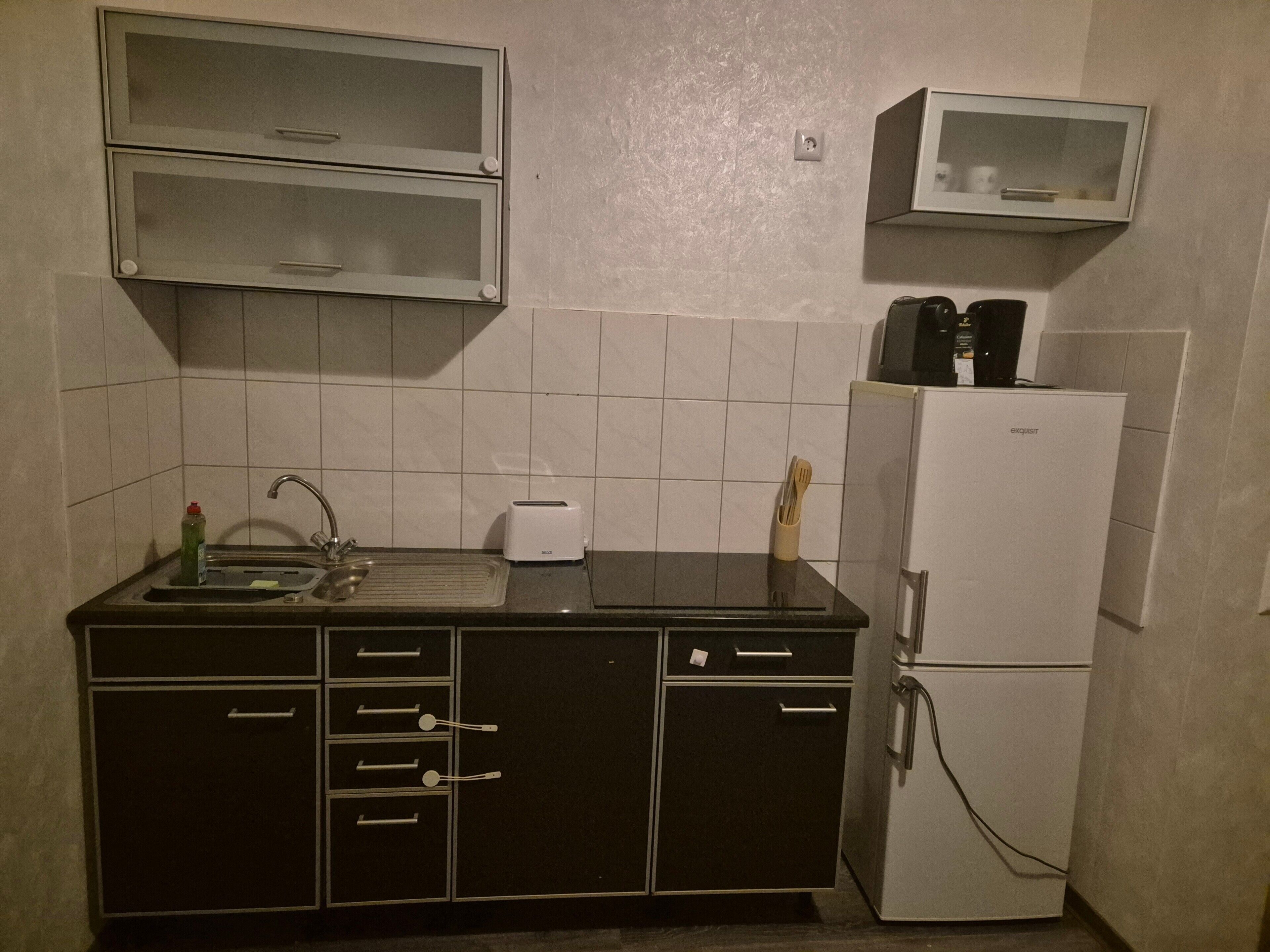 Kühlschrank, Herdplatte, Wasserkocher mit Kaffee-/Teezubehör