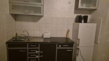 Jääkaappi, liesi, kahvin-/teenkeitin, vedenkeitin