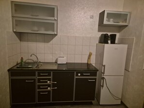 Fridge, stovetop, coffee/tea maker, electric kettle