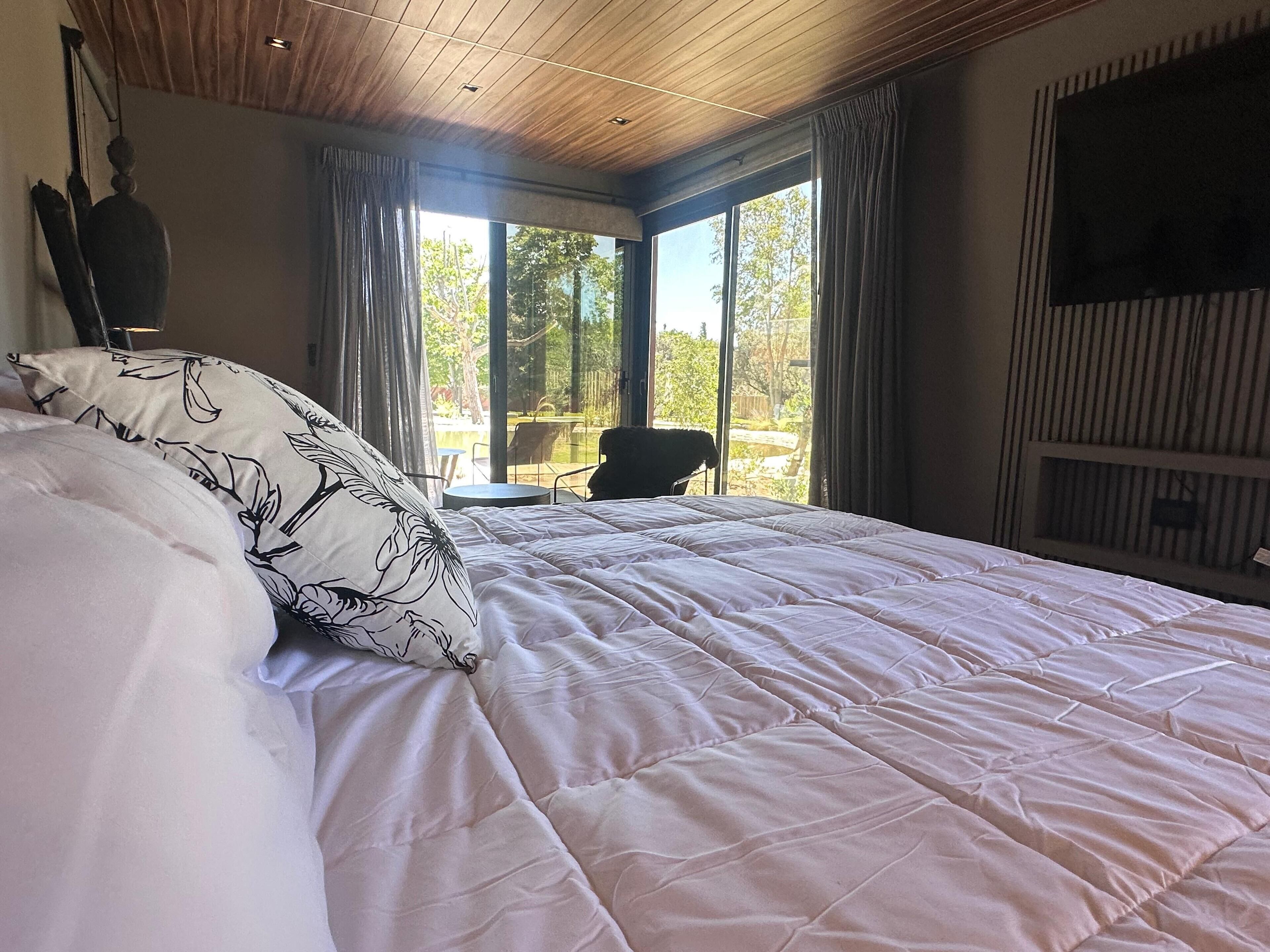 Exclusive Room, 1 Queen Bed, Balcony, Garden View | Premium bedding, minibar, in-room safe, individually decorated