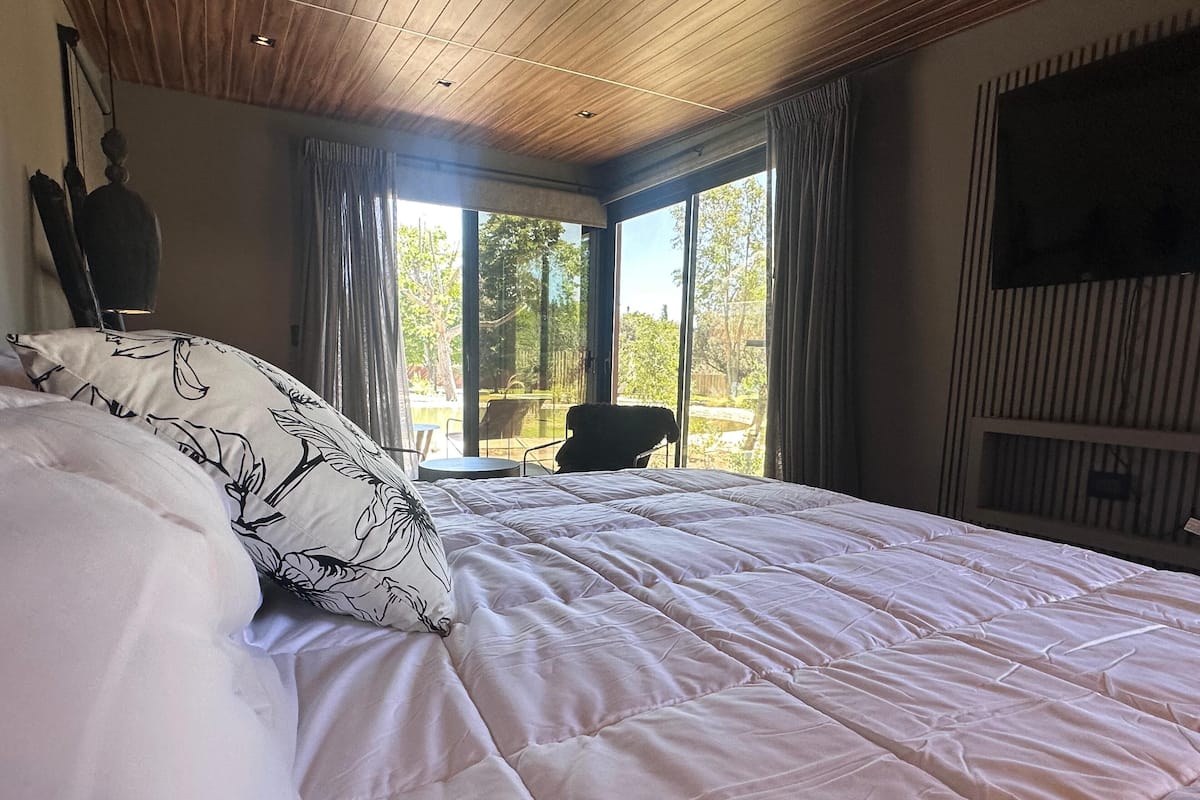 Exclusive Room, 1 Queen Bed, Balcony, Garden View | Premium bedding, minibar, in-room safe, individually decorated