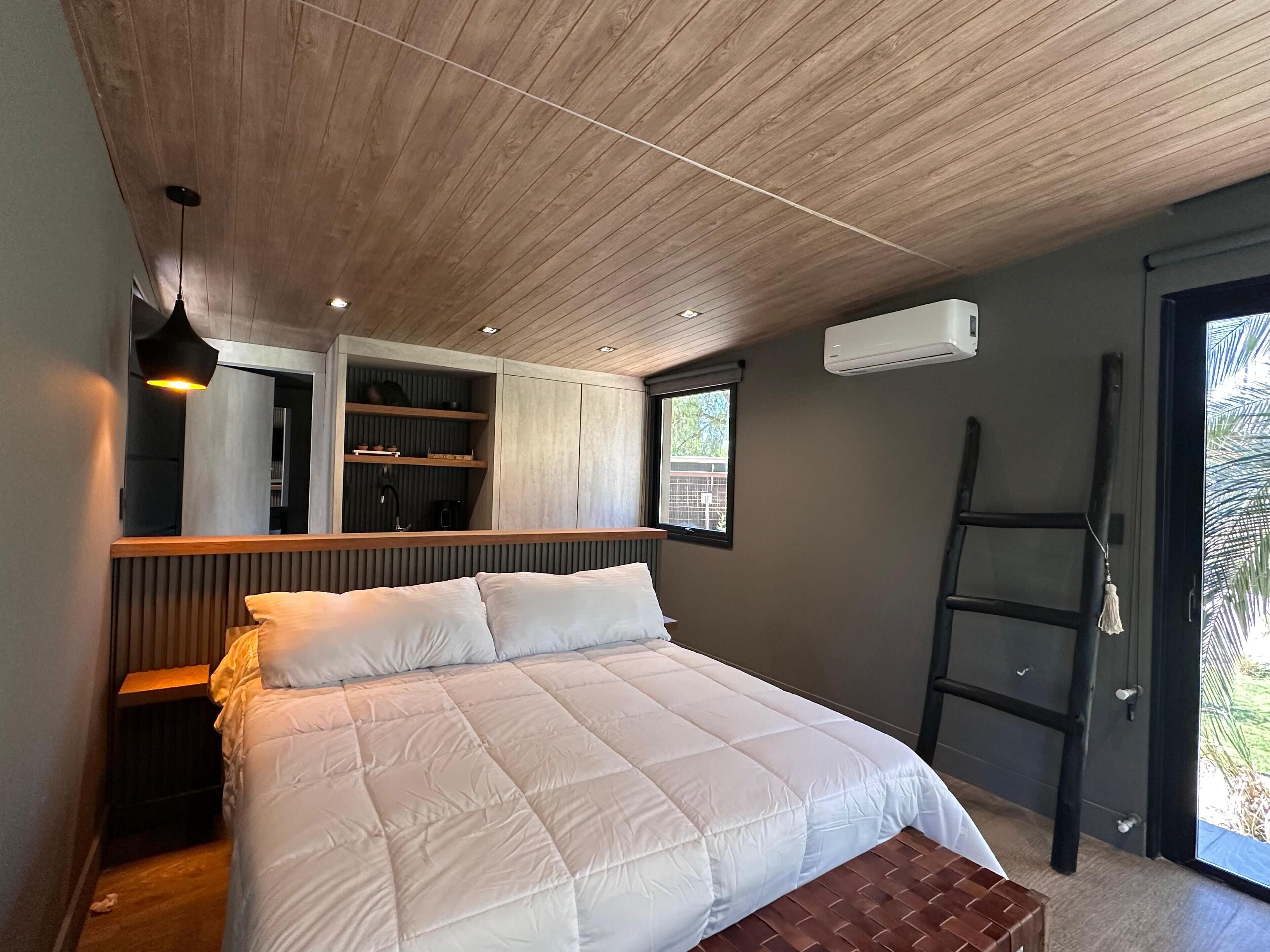 Elite Room, 1 Queen Bed, Balcony, Garden View | Premium bedding, minibar, in-room safe, individually decorated