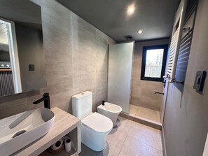 Deluxe Room, 1 Queen Bed, Balcony, Garden View | Bathroom | Shower, hair dryer, towels, soap - LÜN Lodges (Luján de Cuyo)