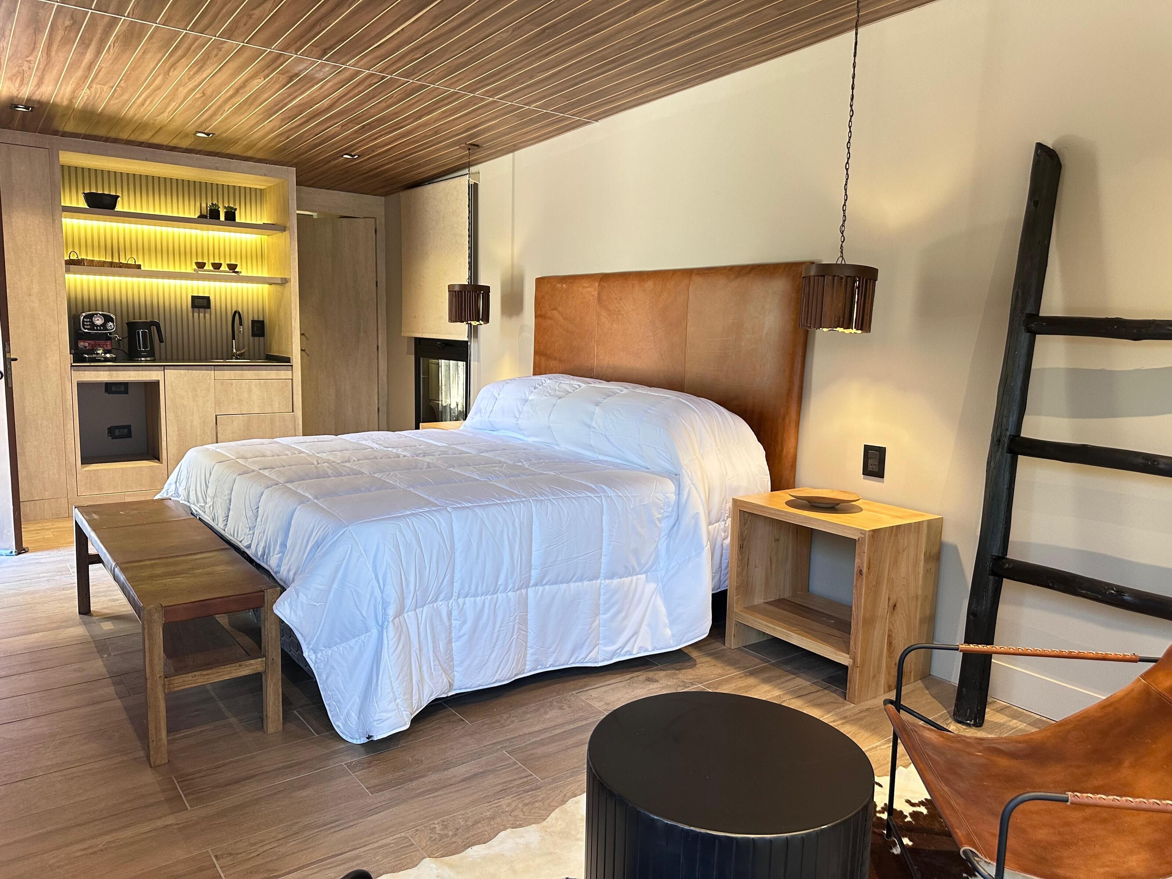 Premier Room, 1 Queen Bed, Balcony, Garden View | Premium bedding, minibar, in-room safe, individually decorated