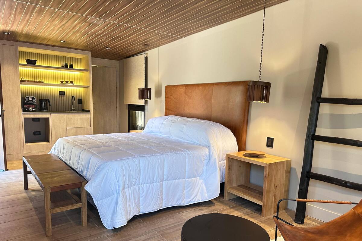 Premier Room, 1 Queen Bed, Balcony, Garden View | Premium bedding, minibar, in-room safe, individually decorated