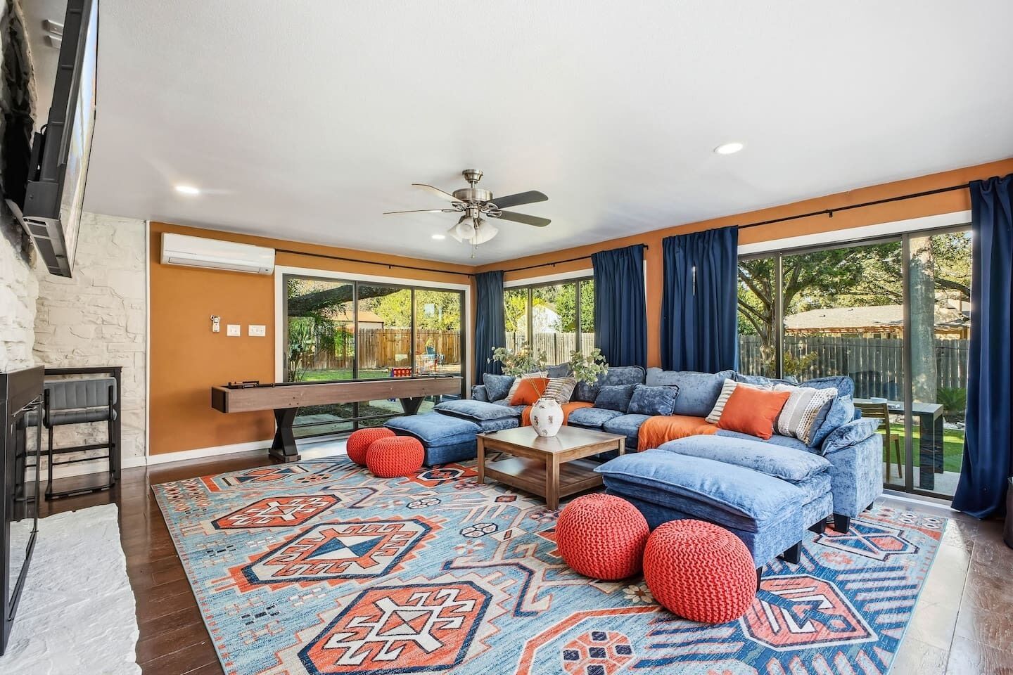 Smart TV, futbolito, mesa de ping pong, libros