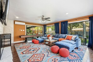 Smart TV, futbolito, tenis de mesa y libros 