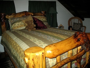 A wooden bed with a quilt, pillows, and a teddy bear. - Secluded Forest Cabin in Rhododendron near Mt Hood Village in Oregon (Rhododendron)