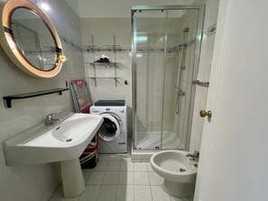 Regadera, secadora de cabello, bidet, toallas 