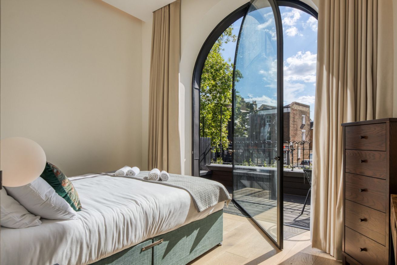 3 chambres, bureau, fer et planche à repasser, lit de bébé portatif