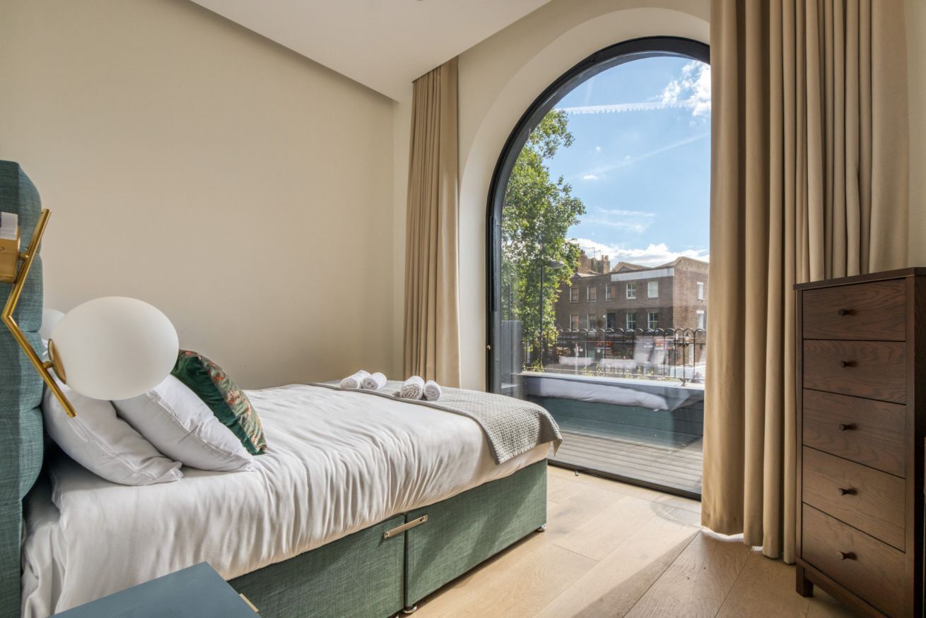 3 soverom, skrivebord, strykejern/-brett og reiseseng for barn