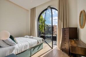 3 bedrooms, desk, iron/ironing board, travel cot - Argyl | The Arches: Townhouse in Highgate (Greater London)