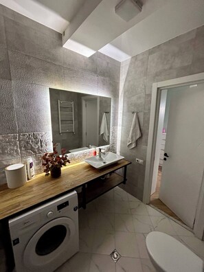 Douche, sèche-cheveux, serviettes fournies, savon