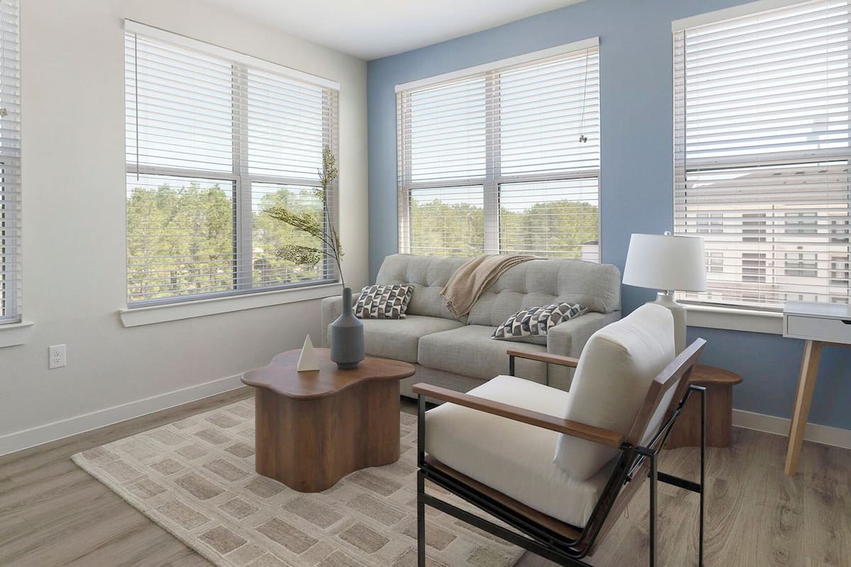 아파트 (2 Bedrooms) | 거실 공간 | 디지털 채널 시청이 가능한 50인치 TV