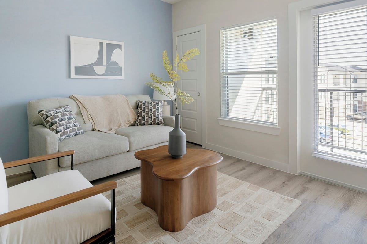 아파트 (1 Bedroom) | 거실 공간 | 디지털 채널 시청이 가능한 50인치 TV