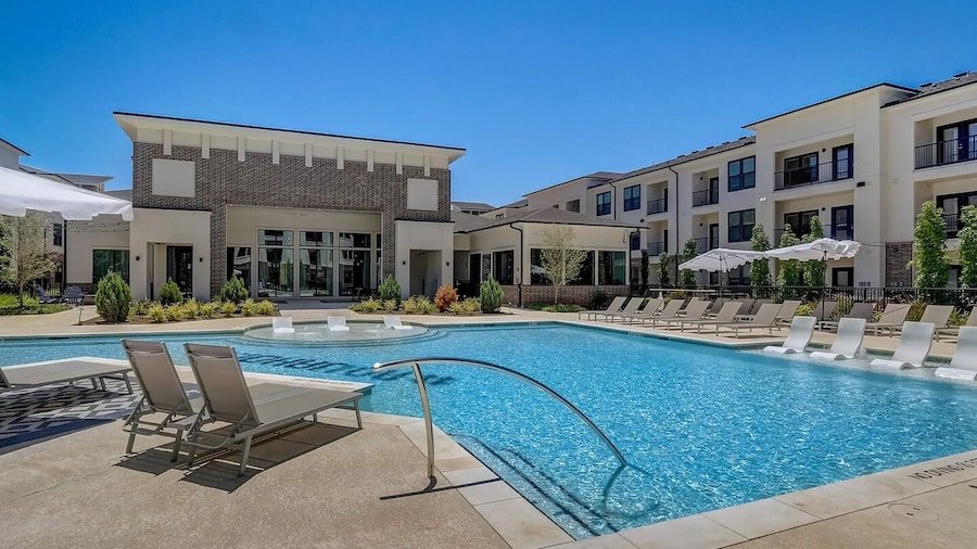 Landing Chic 1bd, Clubhouse, Pool