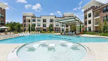 Hồ bơi ngoài trời