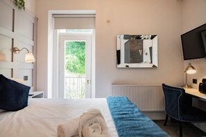 Tabla de planchar con plancha, internet y ropa de cama 