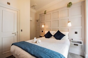 Tabla de planchar con plancha, internet y ropa de cama 