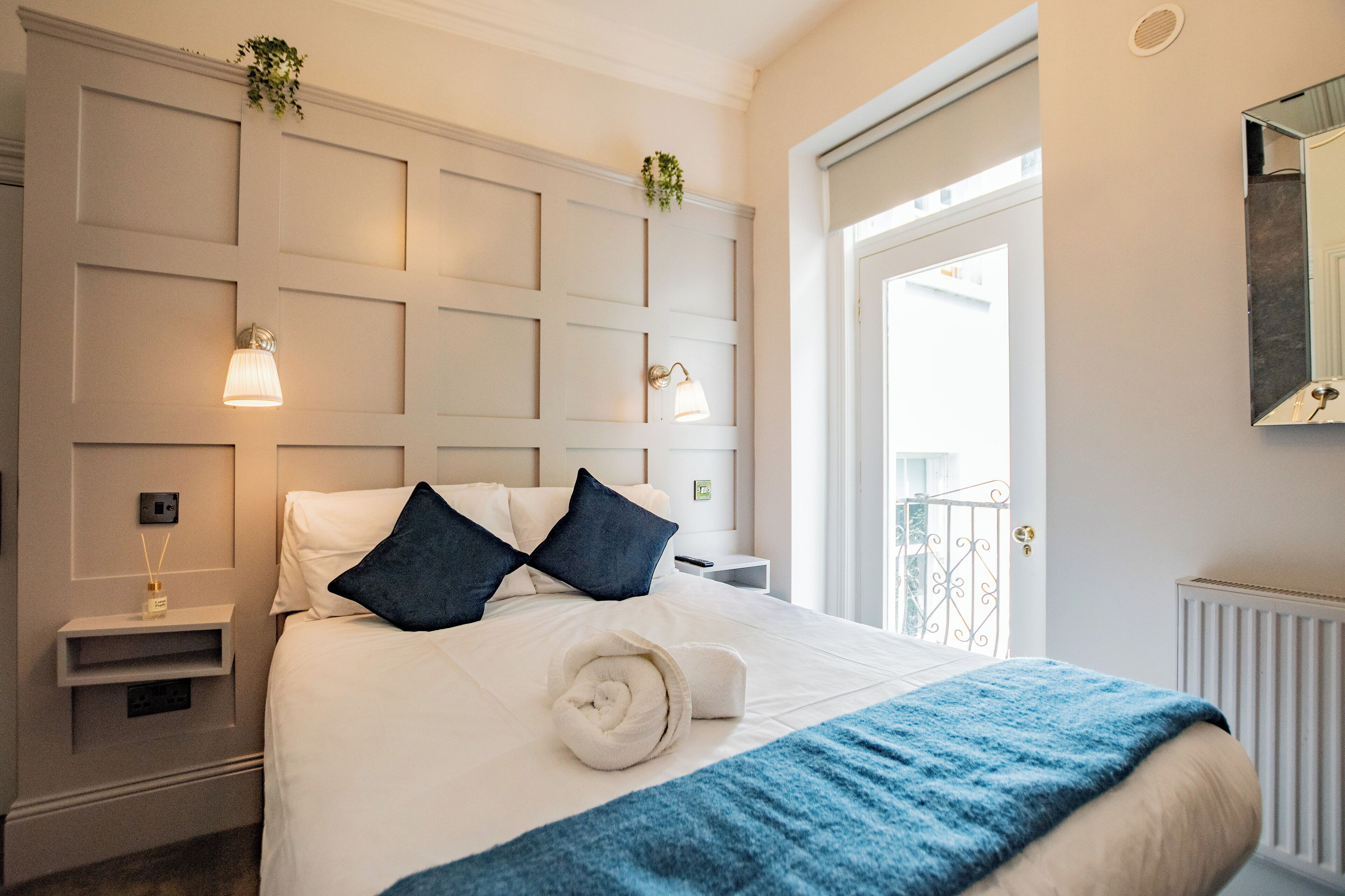 Tabla de planchar con plancha, internet y ropa de cama 