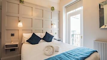 Tabla de planchar con plancha, Internet, ropa de cama