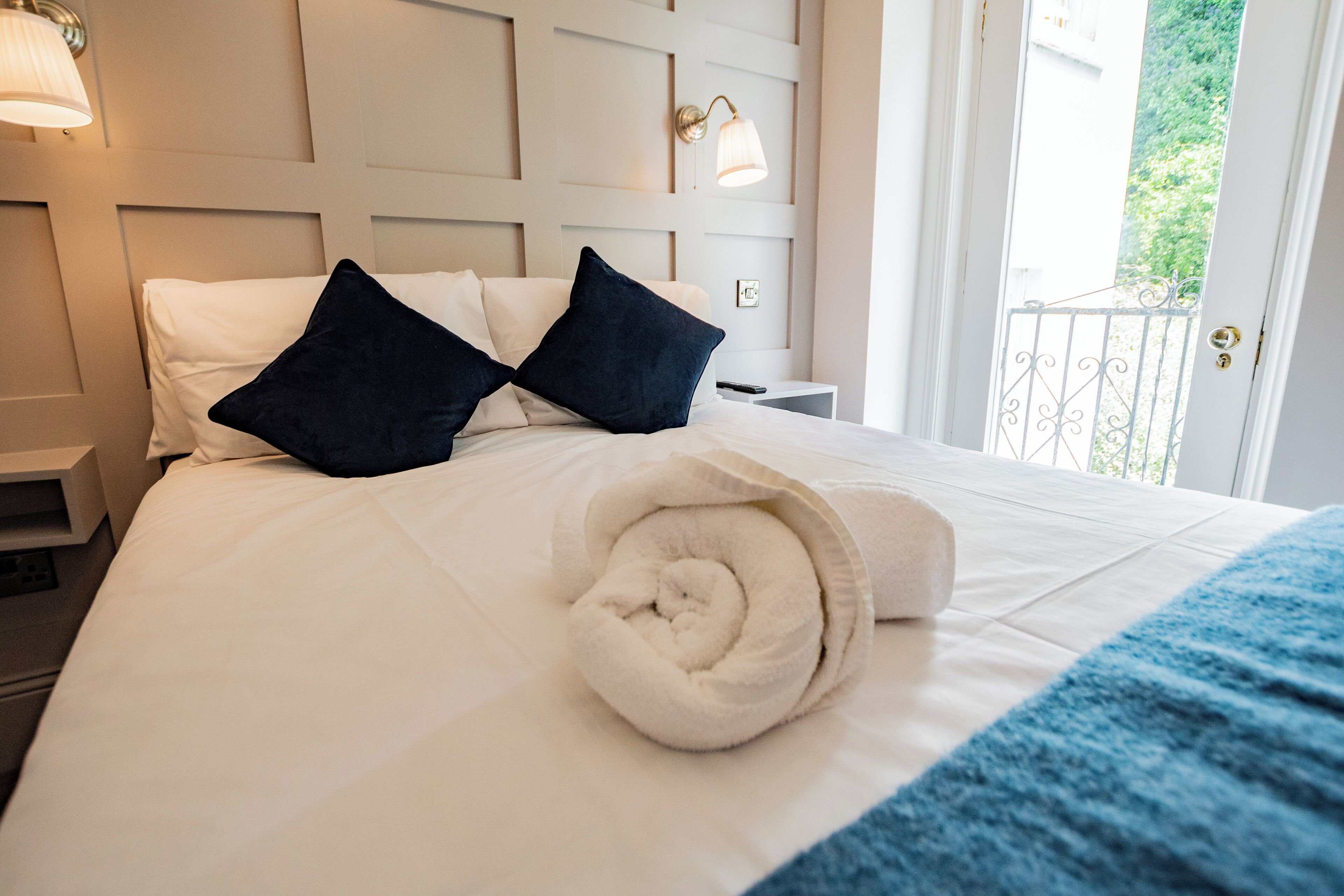 Tabla de planchar con plancha, Internet, ropa de cama