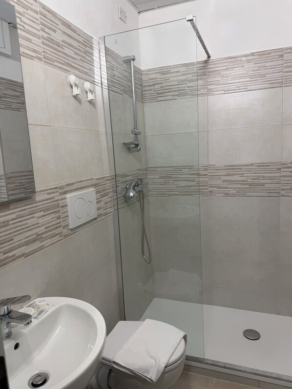 Economy Double Room, Pets allowed | Bathroom - Hotel Laurin (Lido di Camaiore)