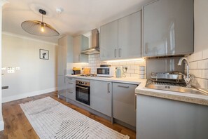 Fridge, microwave, toaster - Argyl | Cambridge Gardens: Apt. E (Greater London)