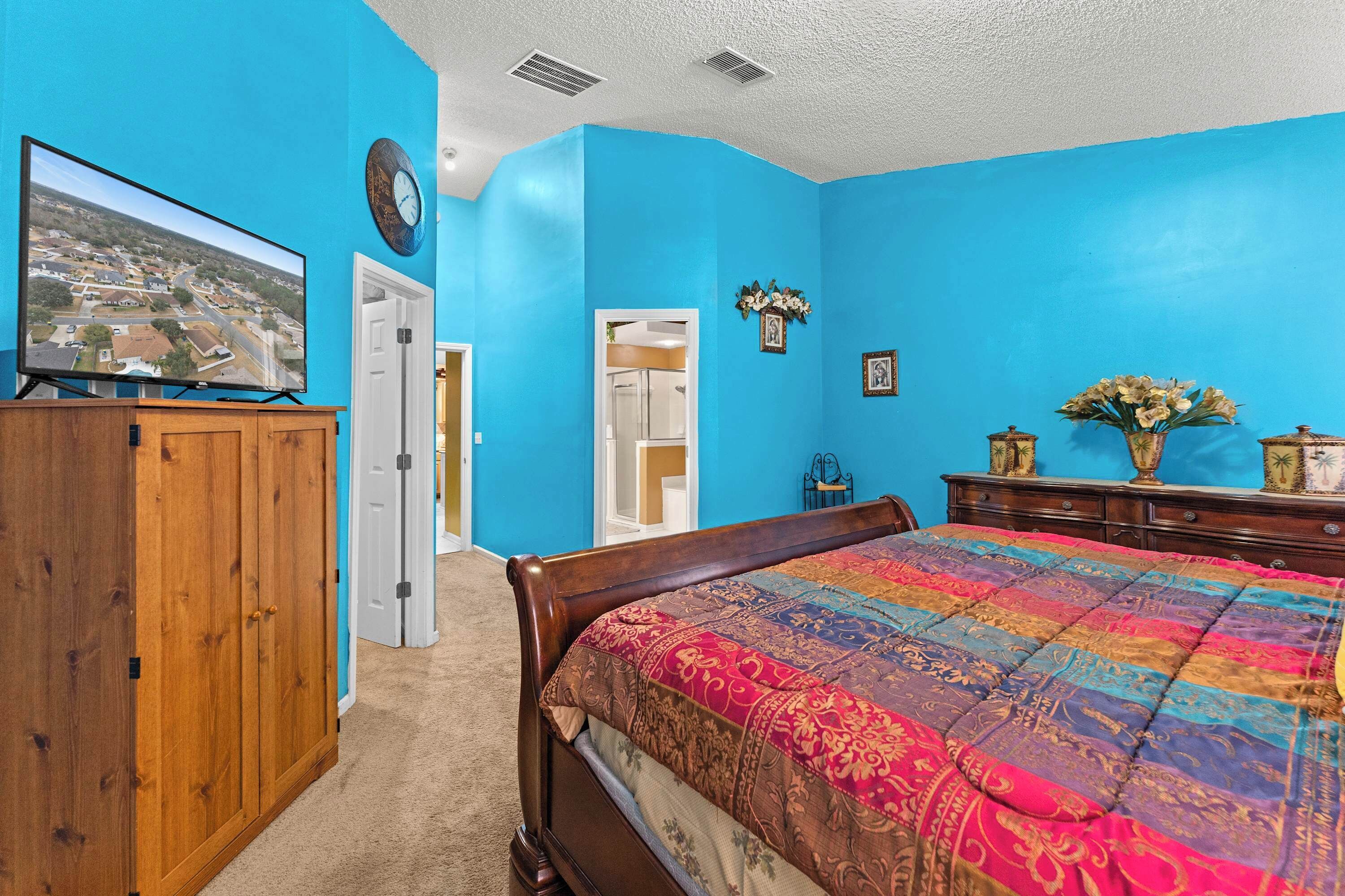 4 bedrooms, iron/ironing board, WiFi, bed sheets