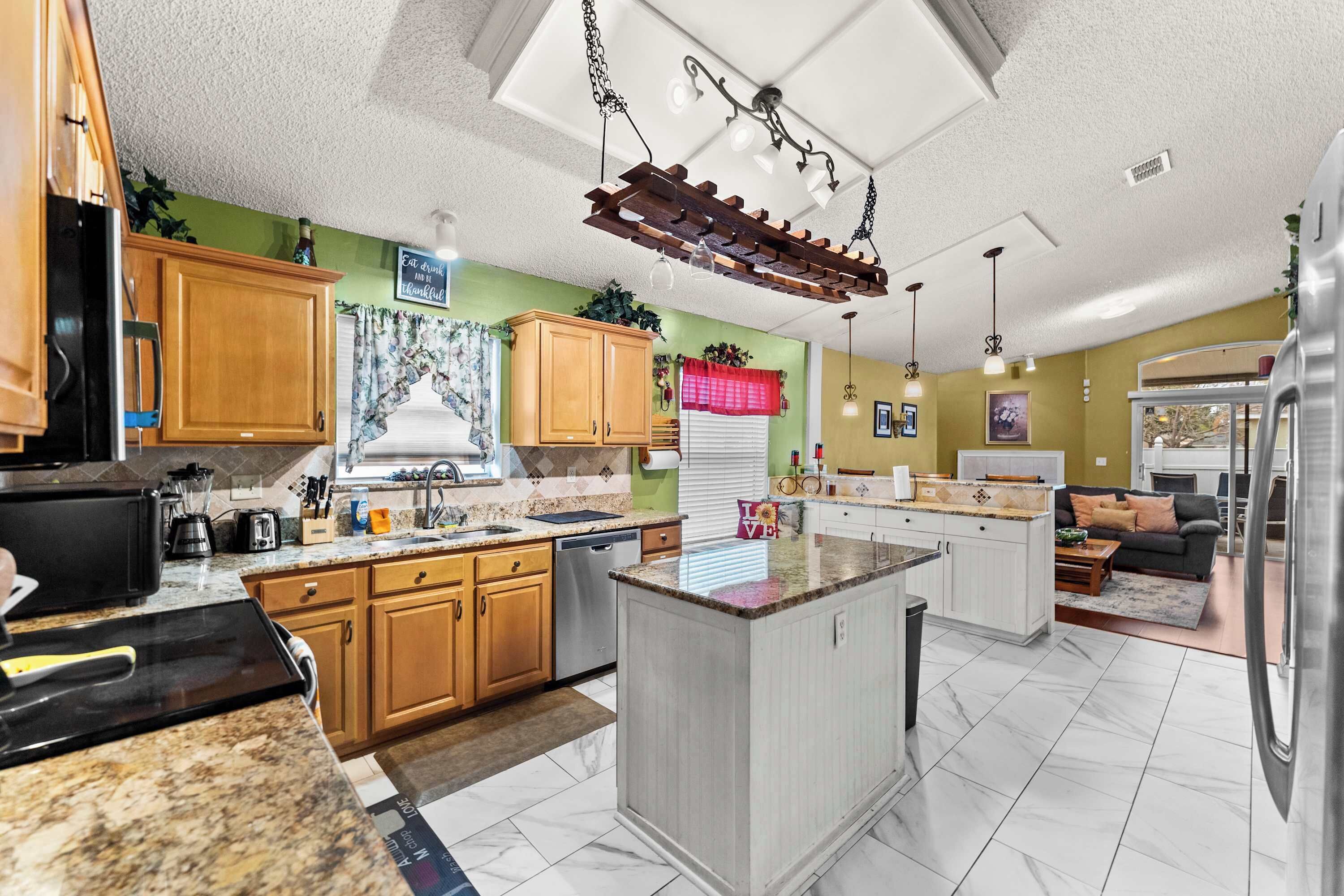 Frigorifero, microonde, forno, piano cottura