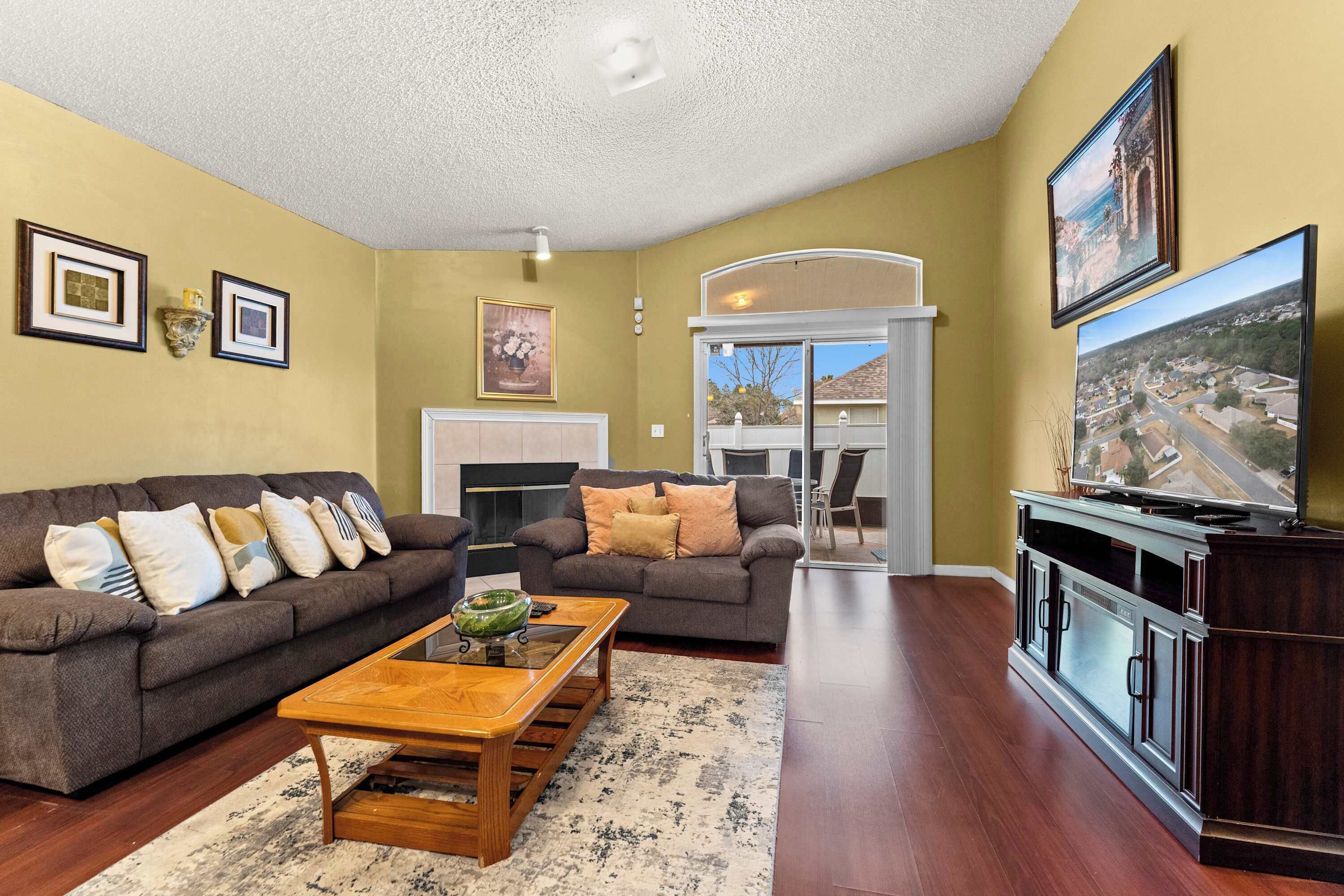 TV, fireplace