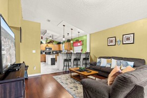 Een televisie en een open haard