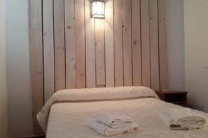 Internet, bed sheets - Cottage 6 - Espiel Hostel (Córdoba)